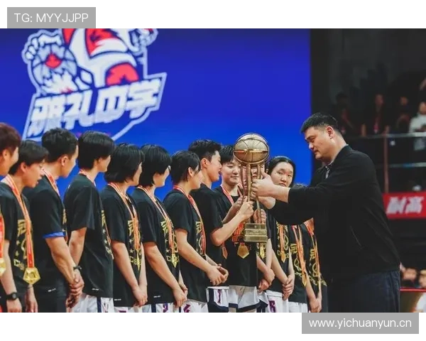 姚明带领中国篮球队员齐聚一堂共谋未来发展与团结奋进之路